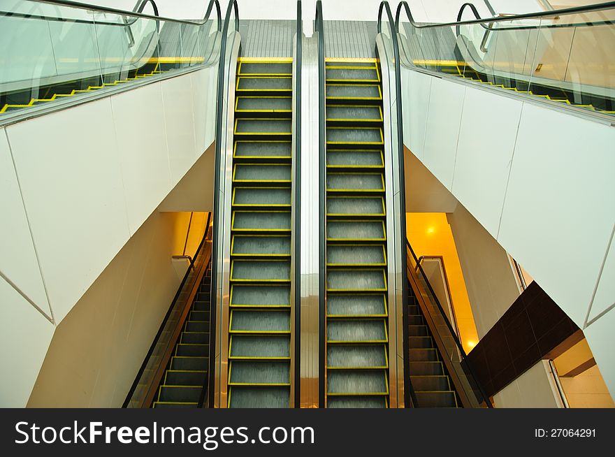 Moving escalator