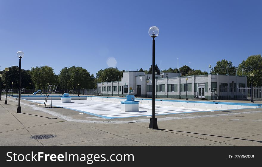 Empty pool closed for the cold weather seasons