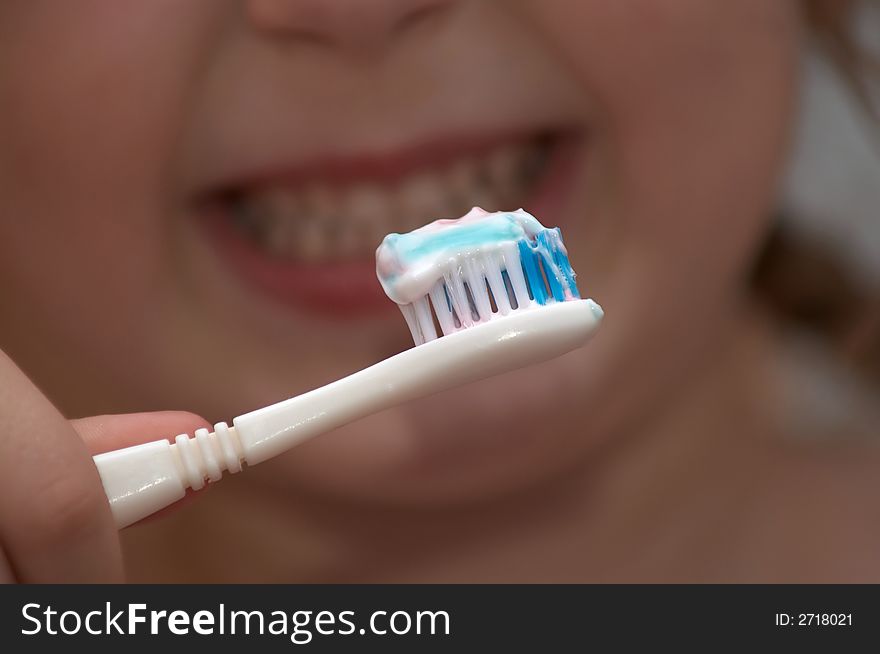 A child brushing its teeth before going to bed