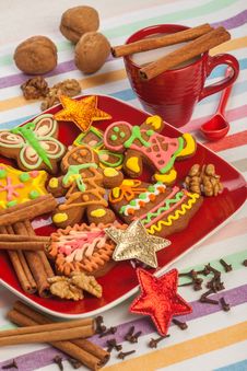 Gingerbread On A Red Plate, Christmas Cookies Stock Photos