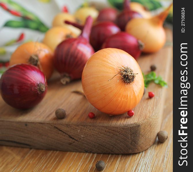 Red and yellow onions on the cutting board