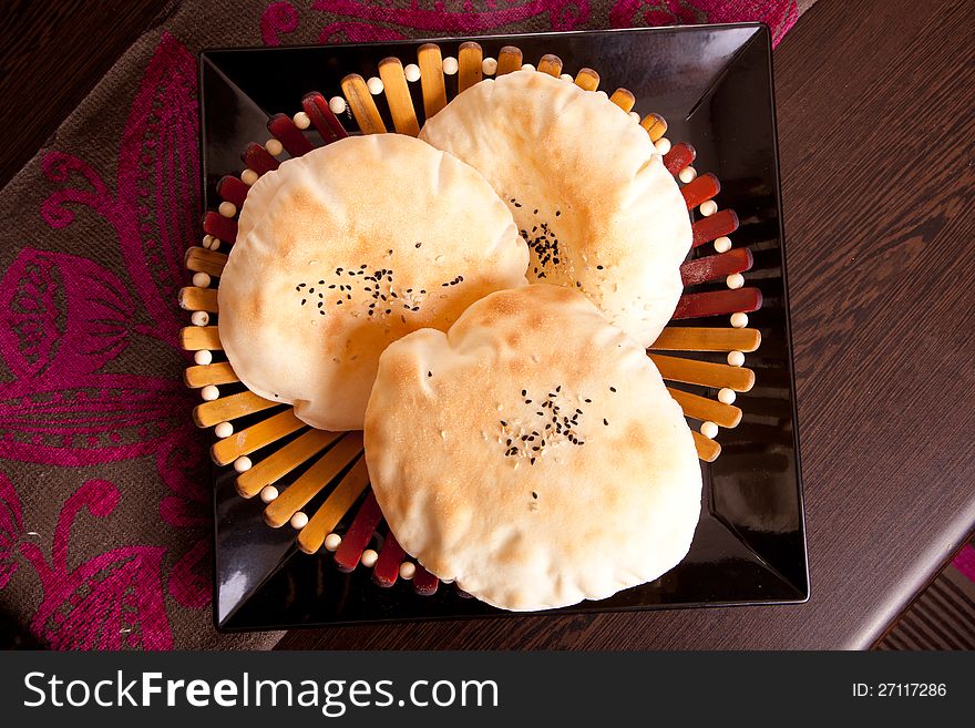 Basket with lite wight bread