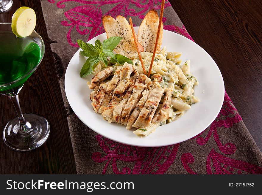 Italian Pasta with chicken, mixed peppers, Tomato, olive and Parmesan sauce