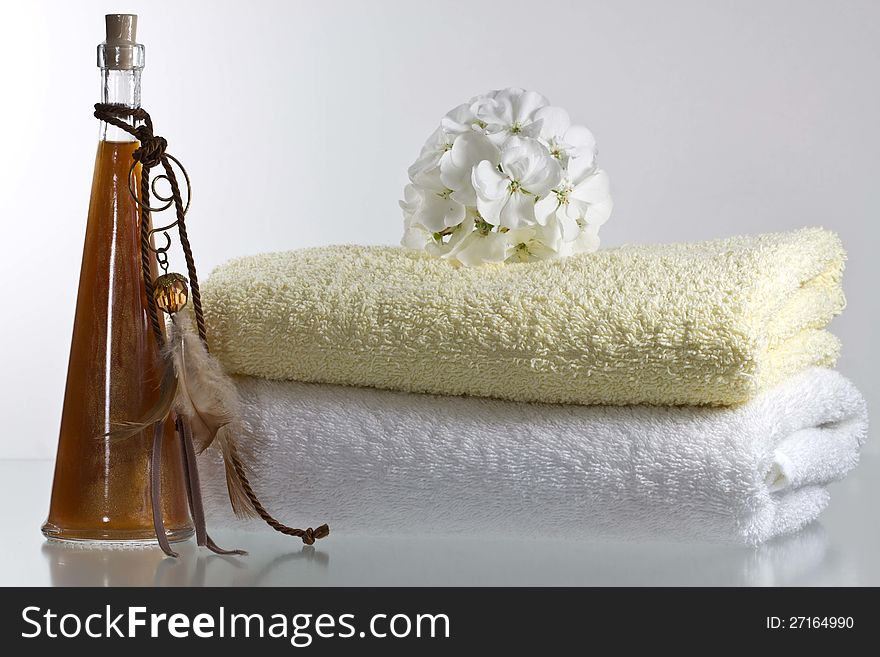 Fragrance bath and towels decorated with a flower.