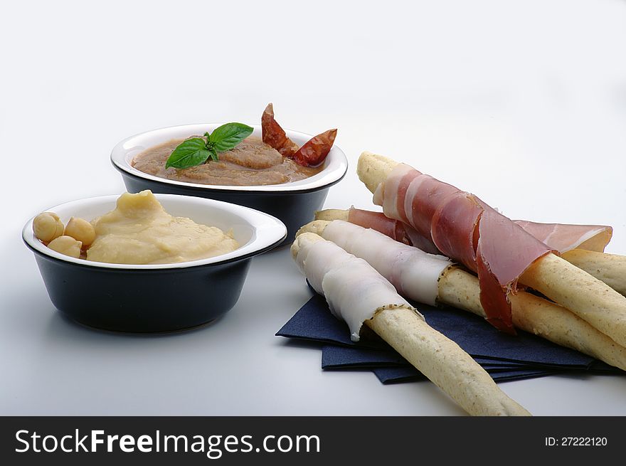 Breadsticks with prosciutto and bacon and cream