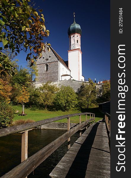 A golden day in October in the Bavarian village of Uffing on Lake Staffel. In front is the Ach River.