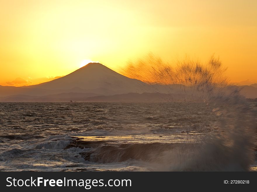 Mount Fuji is the highest mountain in Japan. Mount Fuji is the highest mountain in Japan.