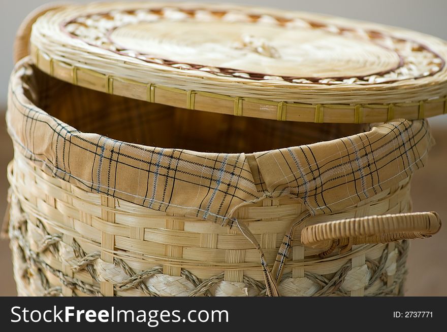 Straw basket with slightly open lid