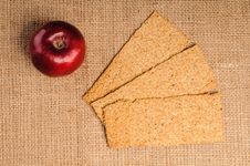 Red Apple With Crispbread Royalty Free Stock Photography Red Apple With Crispbread Royalty Free Stock Photography