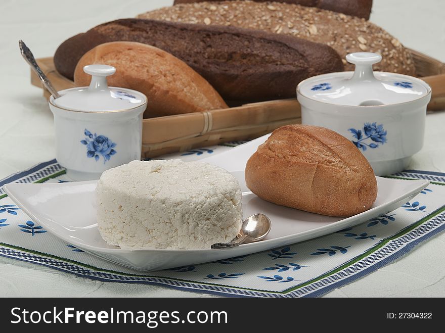 Cottage cheese Poured by chocolate with nutlets, a roll on a napkin