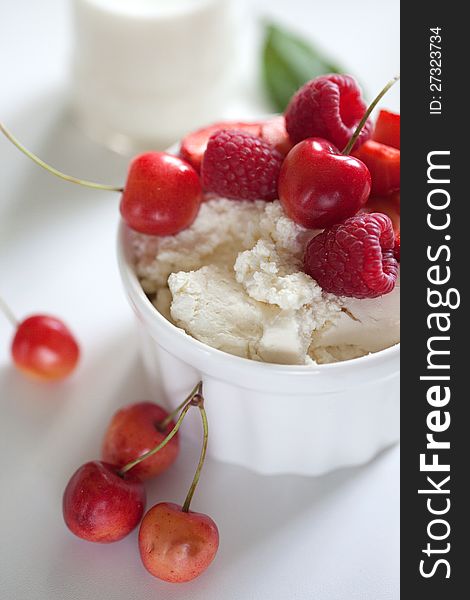 Cottage cheese with fresh berries