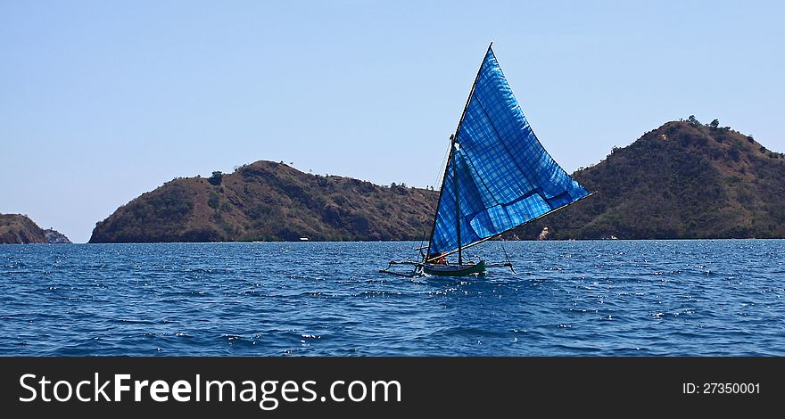 A fisherman return on sailboat