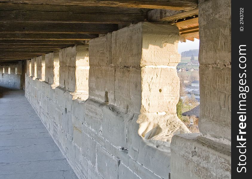 Alte Ringmauer einer Burg aus dem Mittelalter. Alte Ringmauer einer Burg aus dem Mittelalter