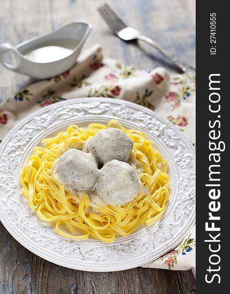 Meatballs With Tagliatelli And White Sauce