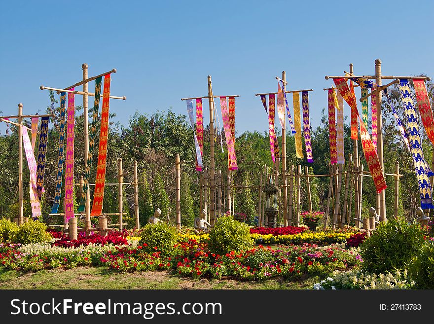 Tung is a thai language.it's mean to flag,this is a symbol of win