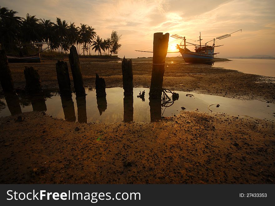 Stumps and boat for catching squid .