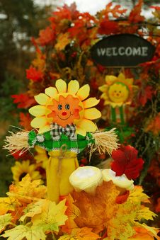 Free Happy Scarecrow With Thanksgiving Cupcakes Royalty Free Stock Image - 27449746