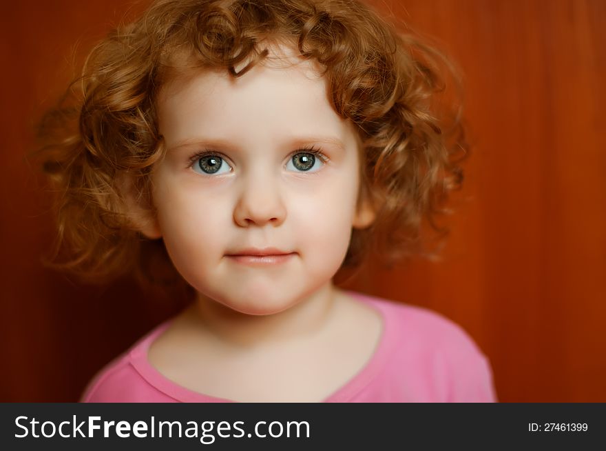 Portret fine curly girl with open gray eyes