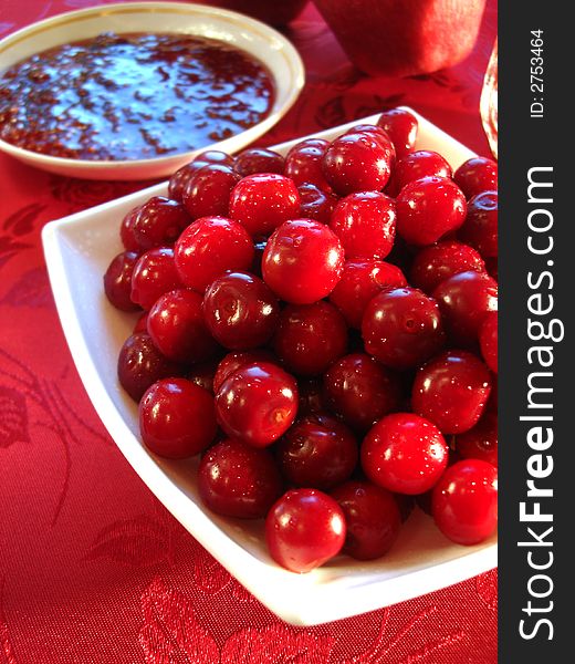 Fresh cherry in bowl on table