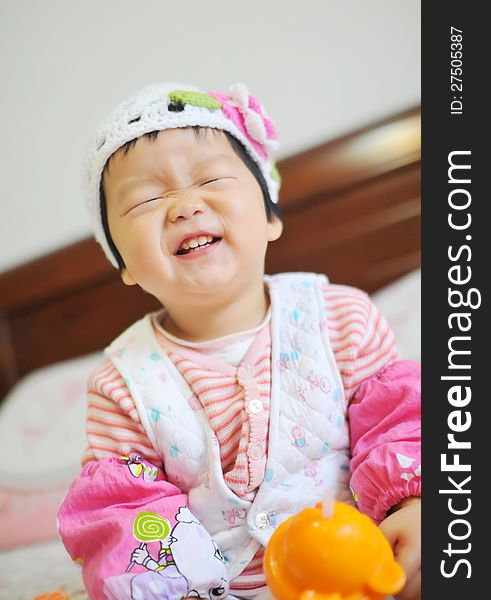 A  chinese Baby girl Pull a face on the bed