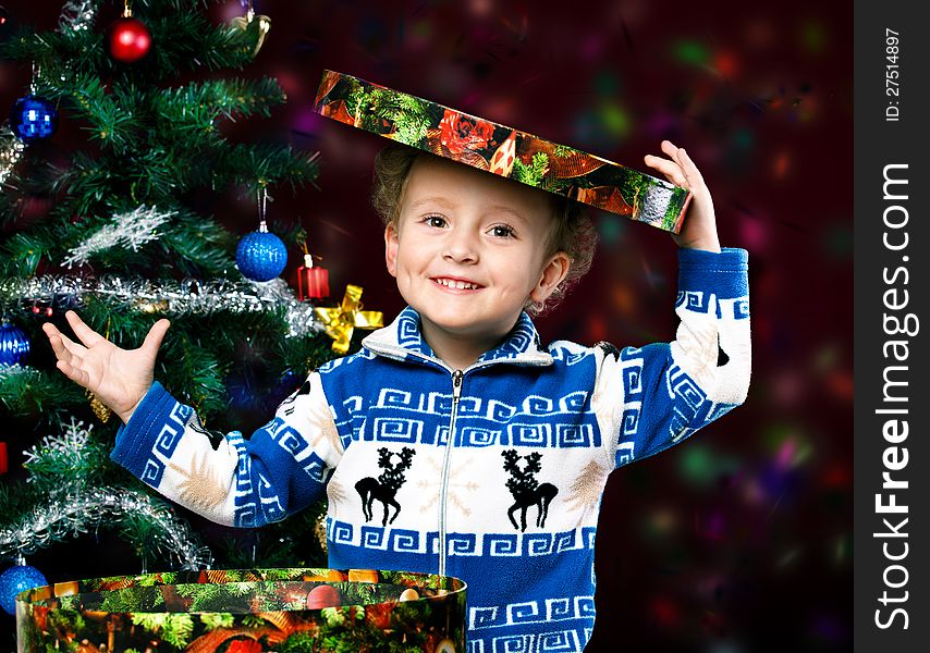 Foto- little boy on the background of the Christmas tree