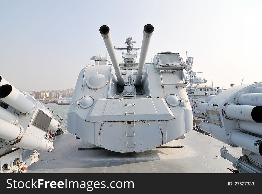 The main guns on the destroyerï¼Œwhich taken in the Chinese Navy Museum. The main guns on the destroyerï¼Œwhich taken in the Chinese Navy Museum