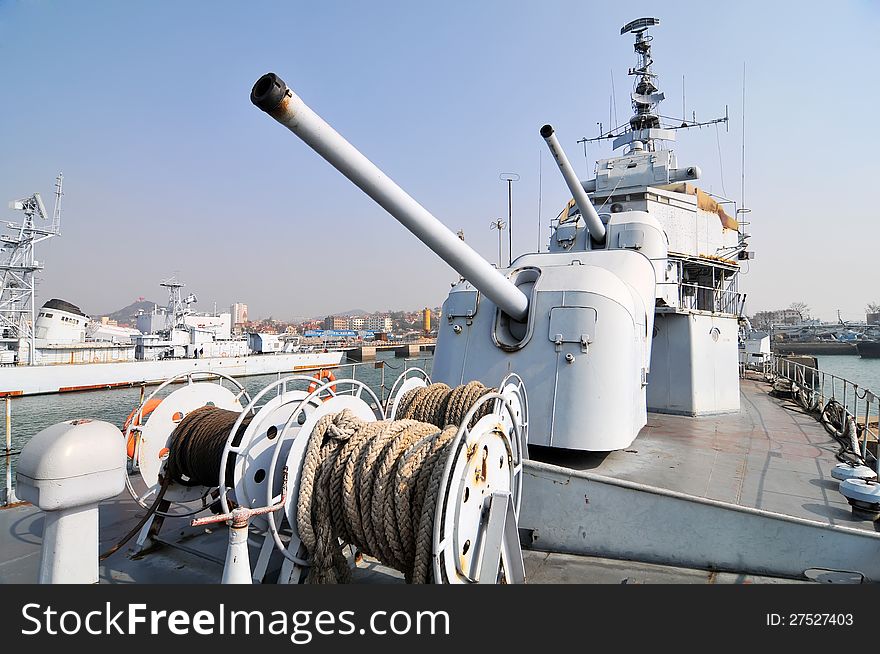 The main guns on the destroyerï¼Œwhich taken in the Chinese Navy Museum. The main guns on the destroyerï¼Œwhich taken in the Chinese Navy Museum