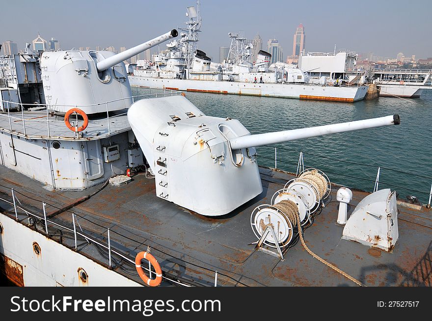 The main guns on the destroyerï¼Œwhich taken in the Chinese Navy Museum. The main guns on the destroyerï¼Œwhich taken in the Chinese Navy Museum