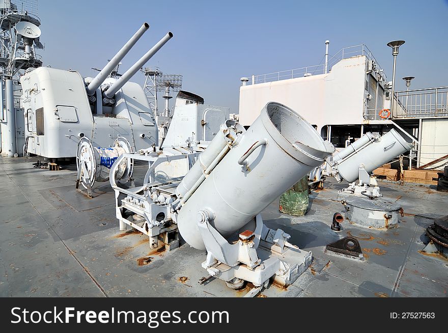 The main guns on the destroyerï¼Œwhich taken in the Chinese Navy Museum. The main guns on the destroyerï¼Œwhich taken in the Chinese Navy Museum