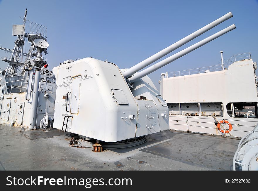 The   gun  on the destroyer，which taken in the Chinese Navy Museum. The   gun  on the destroyer，which taken in the Chinese Navy Museum