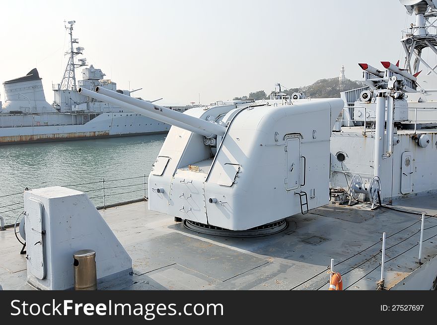 The main guns on the destroyerï¼Œwhich taken in the Chinese Navy Museum. The main guns on the destroyerï¼Œwhich taken in the Chinese Navy Museum