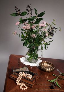 Still Life With Flowers And Jewels Royalty Free Stock Images Still Life With Flowers And Jewels Royalty Free Stock Images