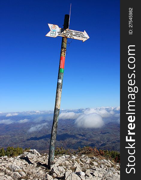 This image presents an mountain indicator on top of a peak on Piatra Craiului