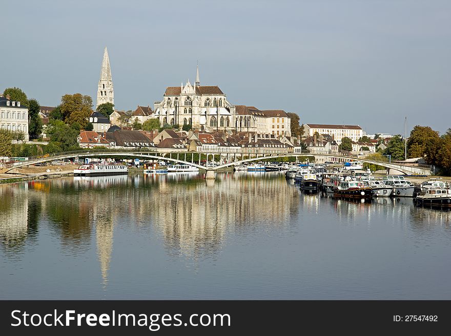 Bank of the river Yonne to Auxerre &#x28;Burgundy France&#x29;