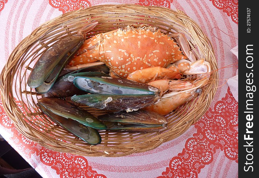 Crabs, shripms mussels assorted in straw plate. Crabs, shripms mussels assorted in straw plate