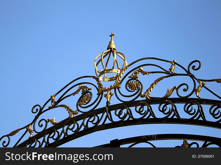 Wrought decoration in the form of the crowns on the gate