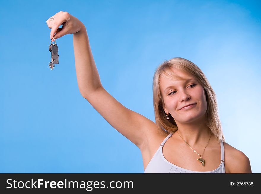 The girl gives someone keys from an apartment