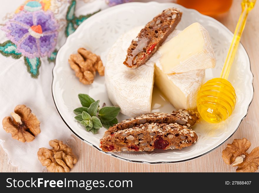 Camembert with honey, walnuts and grain bread