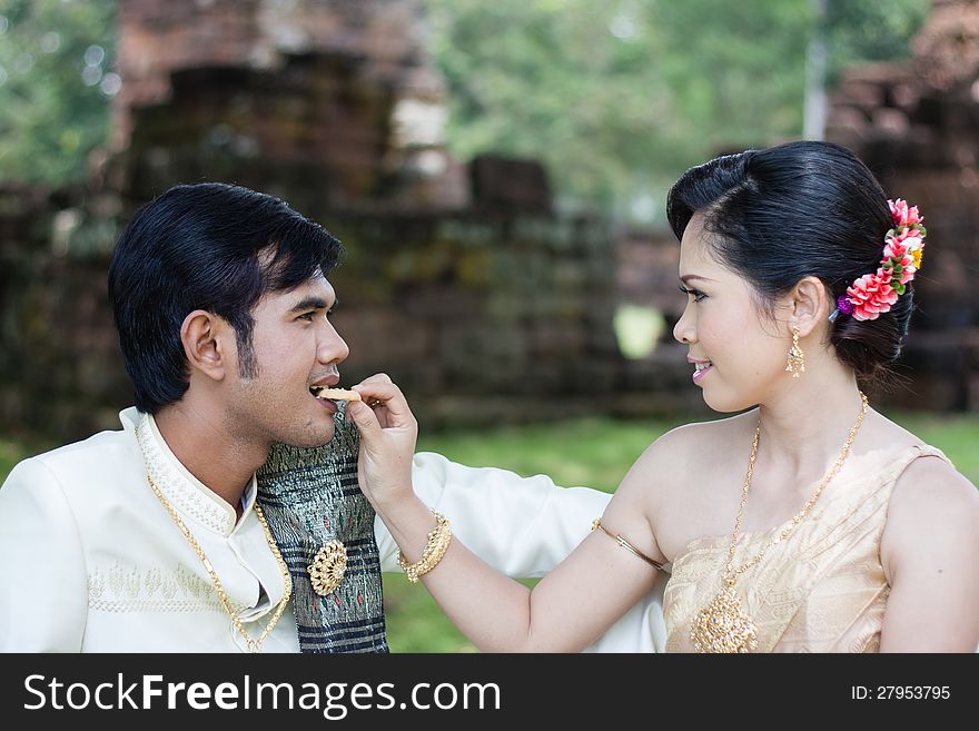 A women feeding a men Cookie in parks. A women feeding a men Cookie in parks