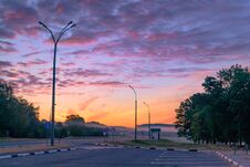 Free Purple Dawn On The Way, A Resting Place For Travelers With A Beautiful View Of The Sky And The Road Leading To An Exciting New Day Stock Photography - 279603472