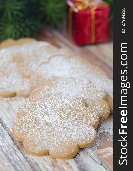 Ginger biscuits sprinkled with icing sugar under the tree, selective focus