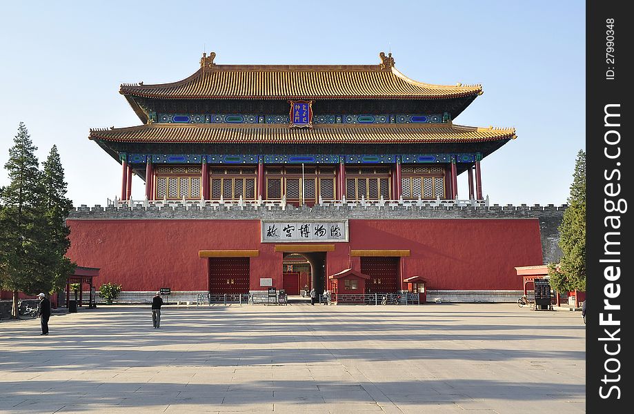 The imperial palace is located in the center of Beijing, the old called the Forbidden City. In the Ming yunglo 18 years (in 1420) built, is the Ming and qing dynasties palace, the unequalled ancient architecture masterpiece, the world biggest, the most complete existing wooden structure of the ancient building group.