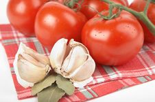Tomatoes, Garlic, Bay Leaf Stock Photography Tomatoes, Garlic, Bay Leaf Stock Photography