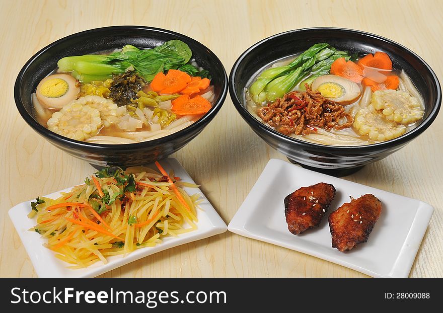 Chinese noodles with egg and vegetablesï¼Œ. Chinese noodles with egg and vegetablesï¼Œ