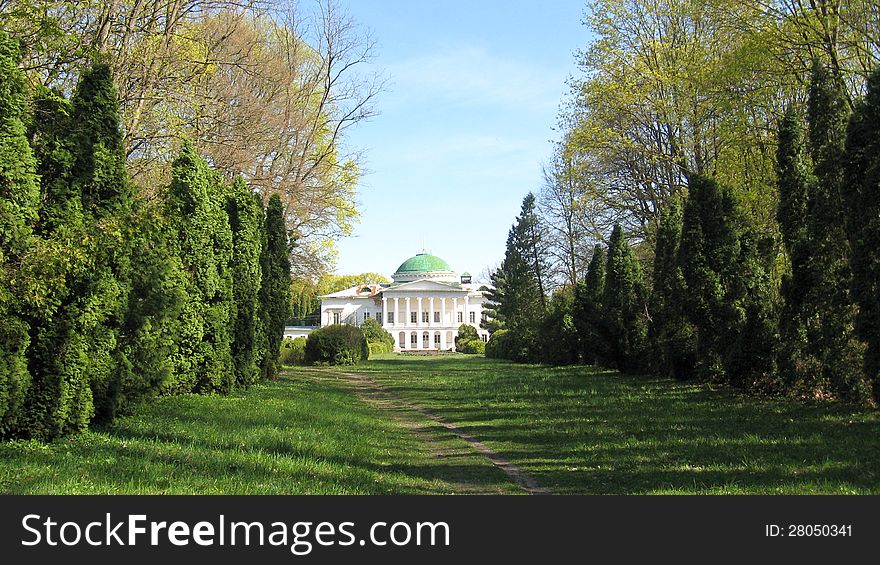 The path to beautiful architectural ensemble with nice avenue and park