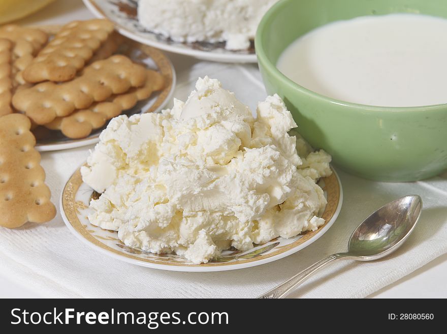 Cottage cheese with sour cream , cookies and milk for a breakfast