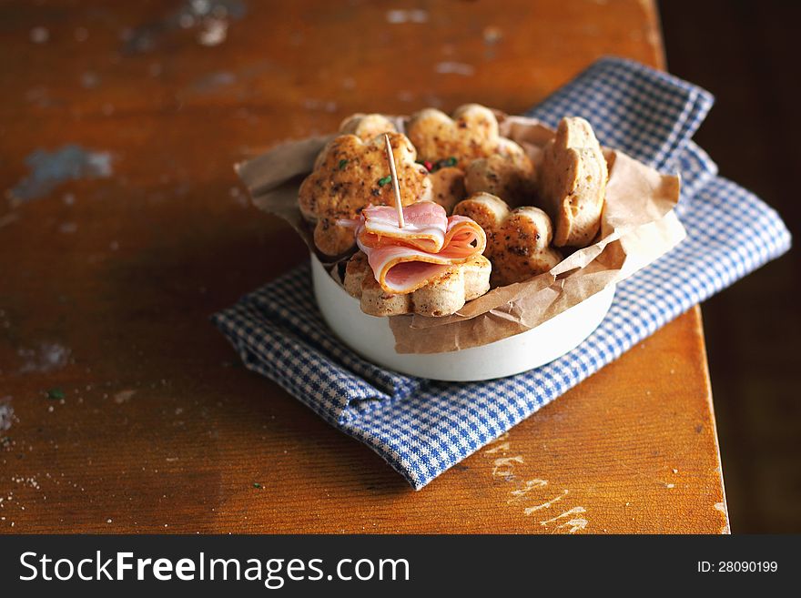 Cookies with bacon, basil and maple syrup