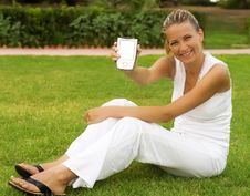 Woman Sit On A Grass Royalty Free Stock Images