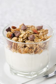 Yogurt And Granola With Chocolate Drops Closeup Royalty Free Stock Photos