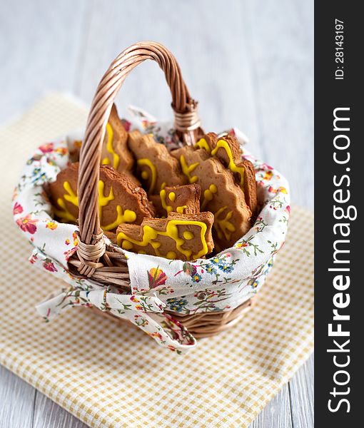 Gingerbread cookies with icing in a basket